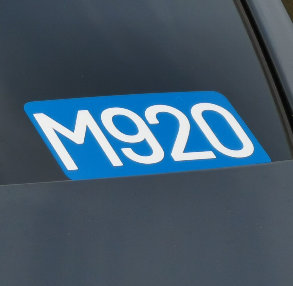 Ordnungsnummer für Mietwagen Aufkleber im Set Beispiel am Auto nah