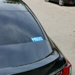 Ordnungsnummer für Mietwagen Aufkleber im Set Beispiel am Auto weit